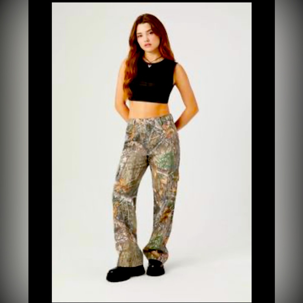 🌷RealTree Camouflage Cargo Pants Sz Lg. NWOT